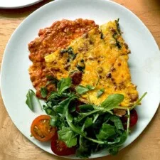 Frittata veraniega sencilla con maíz dulce y chorizo