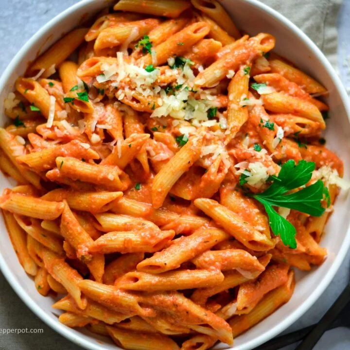 Penne alla vodka (Pasta with vodka cream sauce)