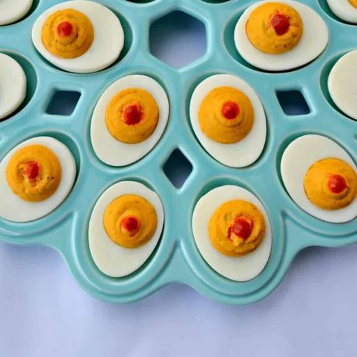 Dale sabor a tu Pascua: Huevos rellenos con Sriracha