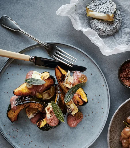 Calabaza asada con queso de cabra ceniciento