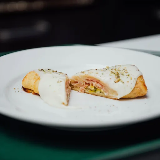 Crepes rellenas de jamón, puerros, queso y salsa bechamel
