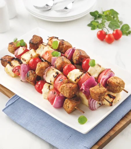 Brochetas de tempeh, halloumi y manzana a la barbacoa