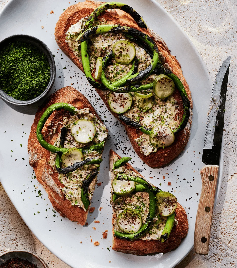 Tartines de cornichons et fleurs d’ail grillées