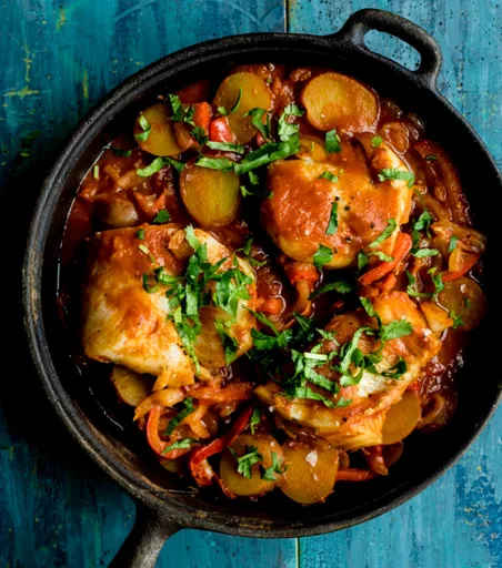 Cacerola de pescado de una sola olla con pimientos y tomates