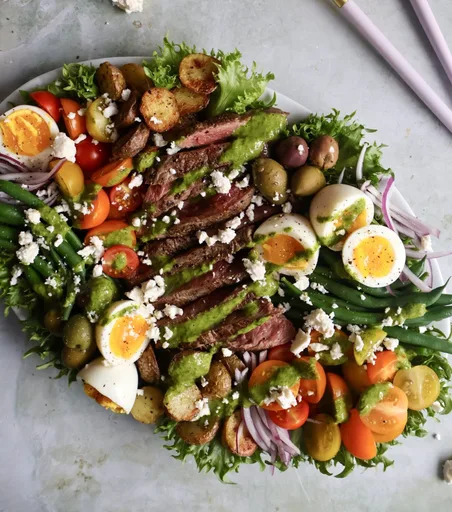 Salade niçoise au steak