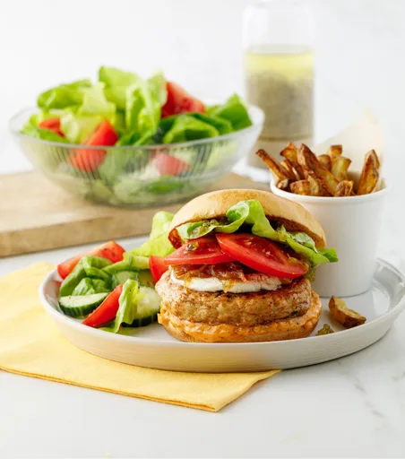 Hamburguesa de pollo de grano con queso de cabra y cebollas caramelizadas