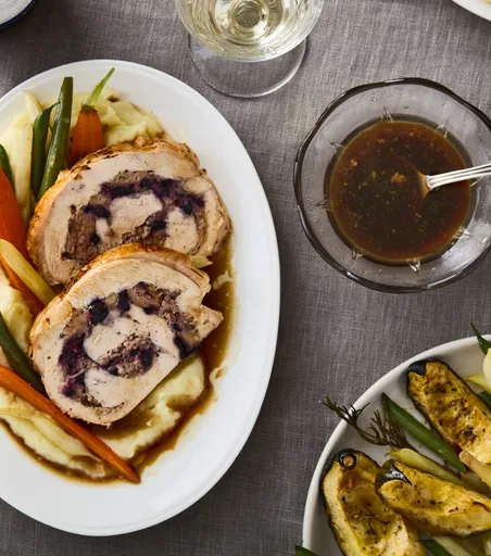 Pechuga de pavo rellena de bayas, salchicha y queso ricotta