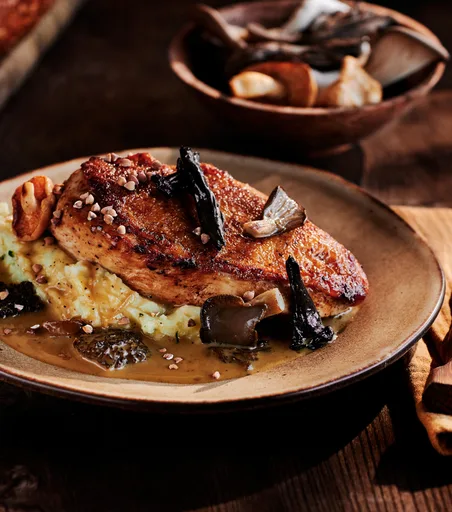 Pechuga de pollo con salsa de setas silvestres