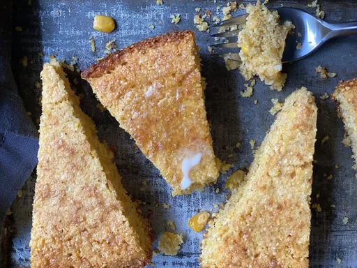 Pan de maíz con maíz cremoso