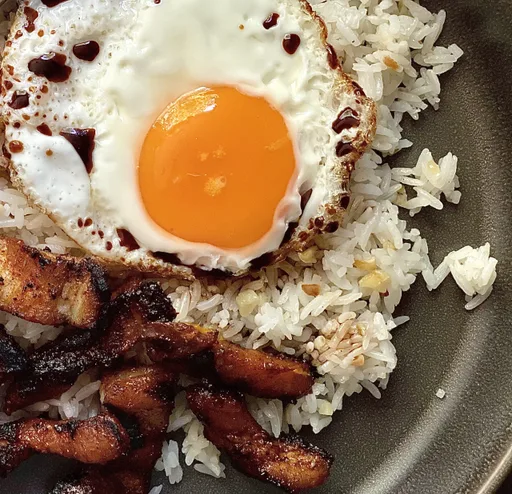Tocino y sinangag (tocino filipino y arroz frito con ajo) con huevos fritos