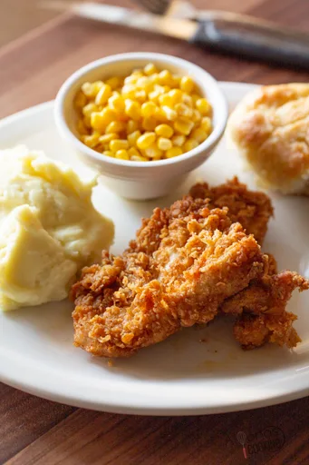 Pollo frito al estilo sureño con salsa (Estilo 99)