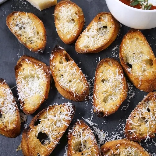 Crostini rápidos y fáciles de ajo y parmesano