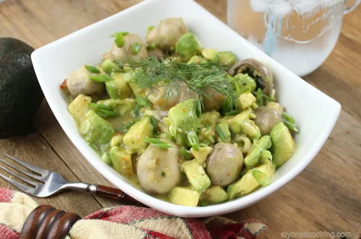 Ensalada picante de aguacate y champiñones
