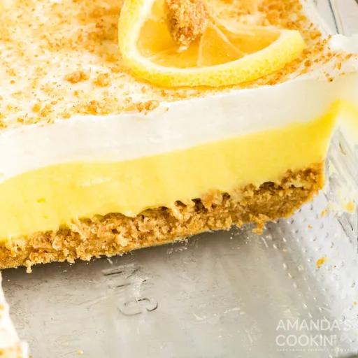 Postre de pudding de limón y queso crema