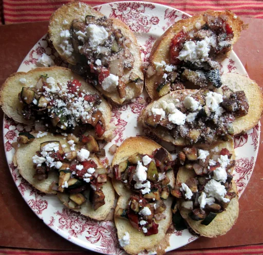 Bruschetta de Berenjena y Calabacín Asados con Albahaca y Feta