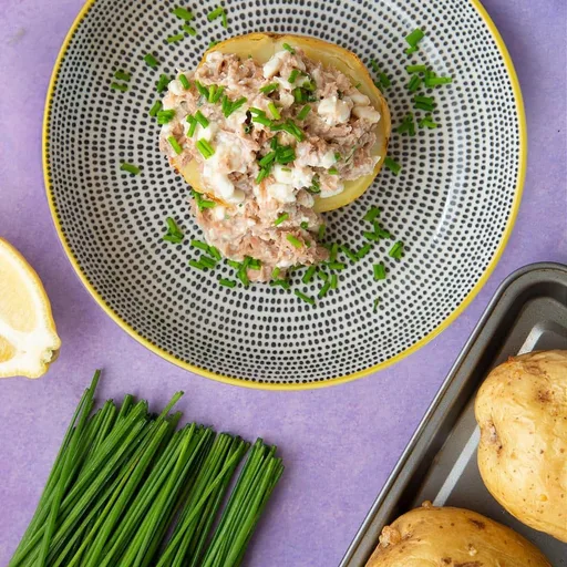 Patata asada con atún y queso