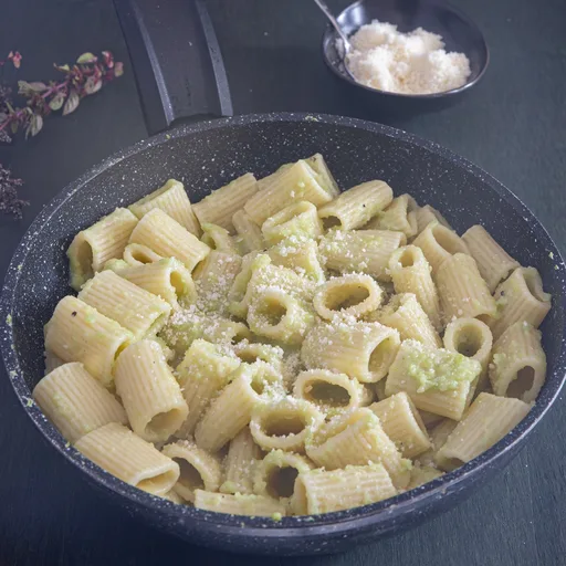 Pasta con crema de brócoli