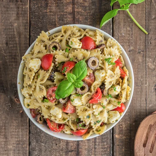 Ensalada de pasta italiana con pesto