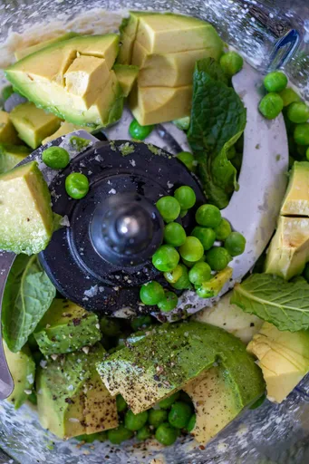 Hummus de aguacate y guisantes