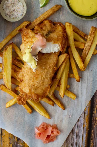 Pescado rebozado con patatas fritas