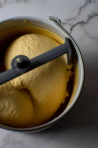 Helado de chocolate blanco caramelizado