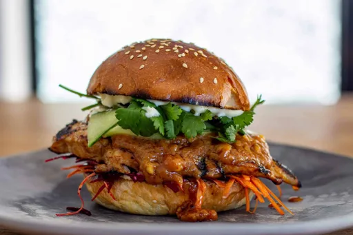 Sándwich de pollo satay