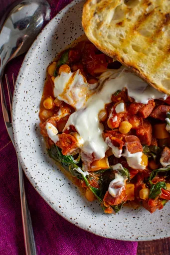 Guiso de chorizo, calabaza y garbanzos