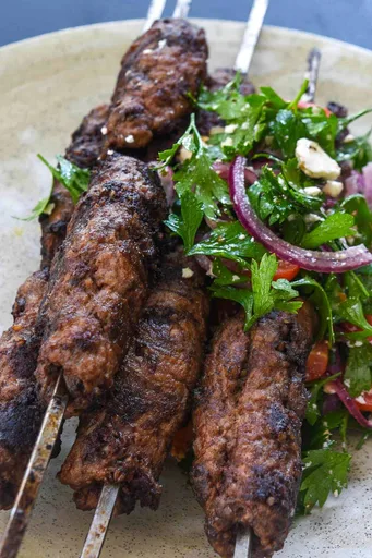 Brochetas de cordero y morcilla a la parrilla