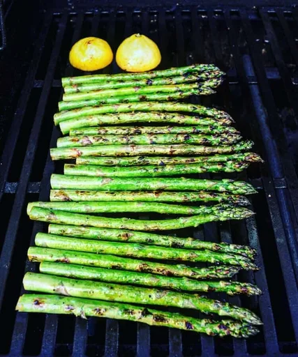 Espárragos a la parrilla, limón tostado y dukkah de pistacho