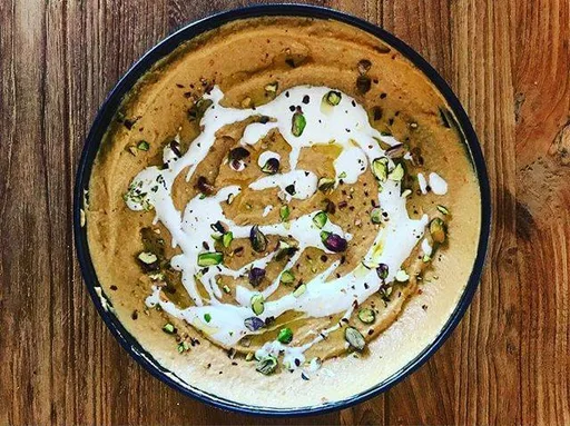 Hummus con crema agria al limón y pistachos