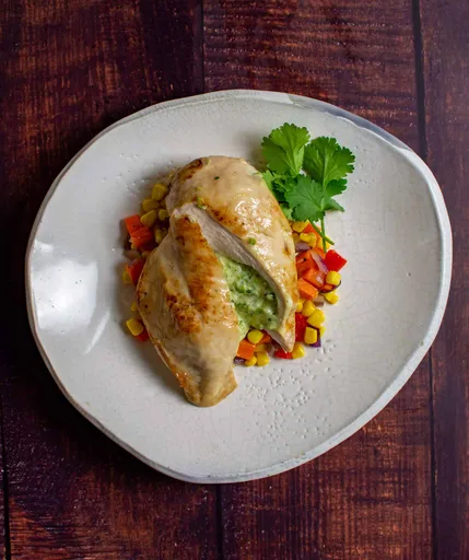 Pollo relleno tipo jalapeño popper