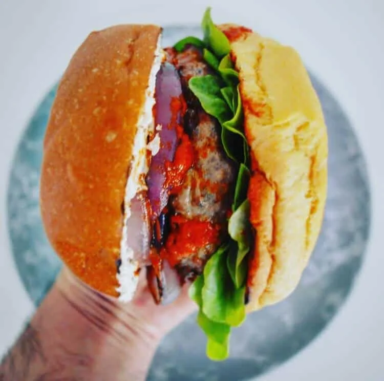 Hamburguesa de cordero, harissa y cebolla a la plancha