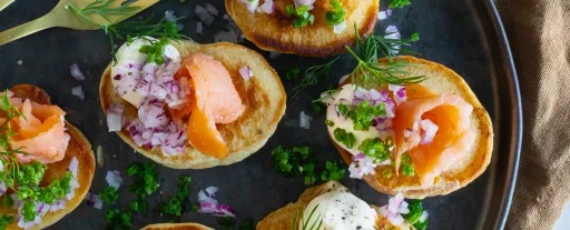 Blinis con salmón