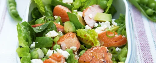 Grøn salat med laks