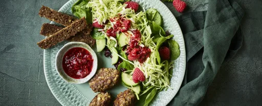 Oksedeller med hindbærsalat