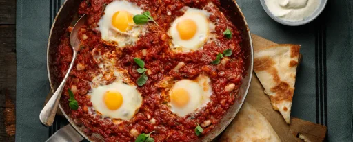 Ägg i tomatsås med vita bönor
