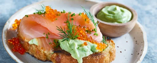 Crema de aguacate con salmón