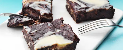 Brownie med vitchoklad- och färskostswirl
