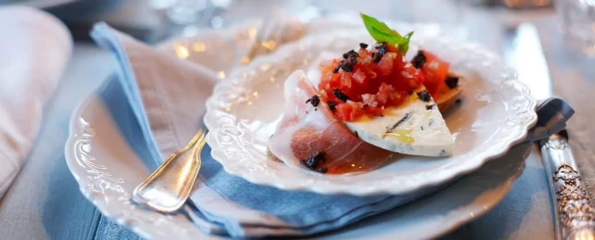 Crostini med parmaskinka och ost