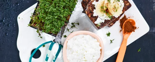 Fröig smörgås med banan, kanel och cottage cheese