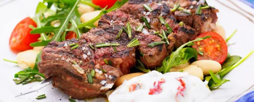 Entrecot a la parrilla en brochetas