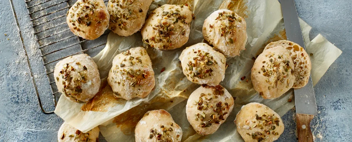 Kalljästa frukostbullar med kefir och pumpafrön
