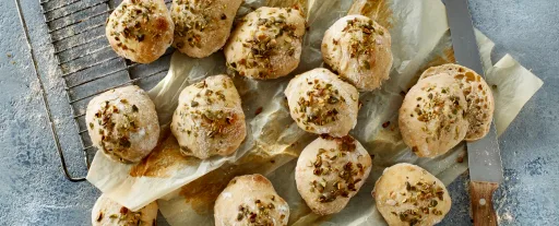 Panecillos de desayuno fermentados en frío con kéfir y pipas de calabaza