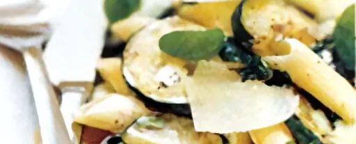 Pasta con calabacín y aceitunas
