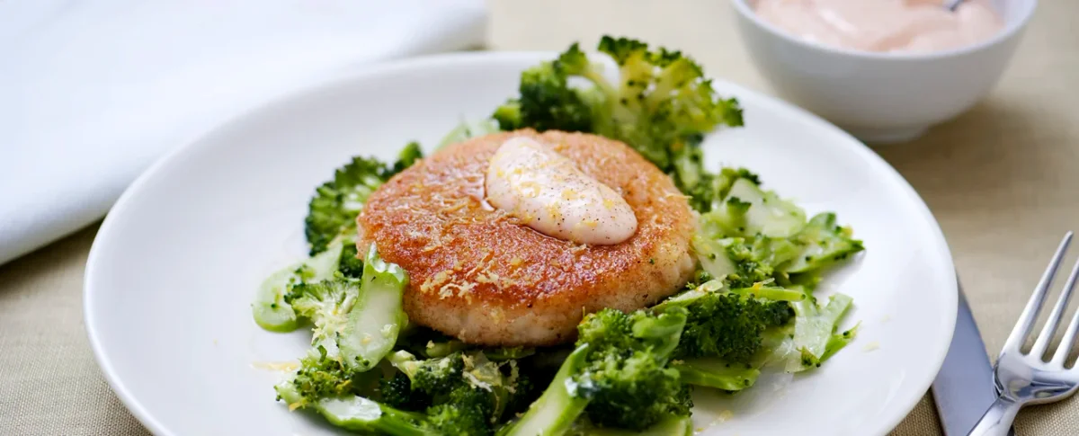 Risottobullar med broccolisallad och rosa sås