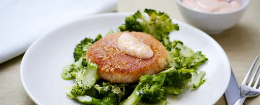 Risottobullar med broccolisallad och rosa sås