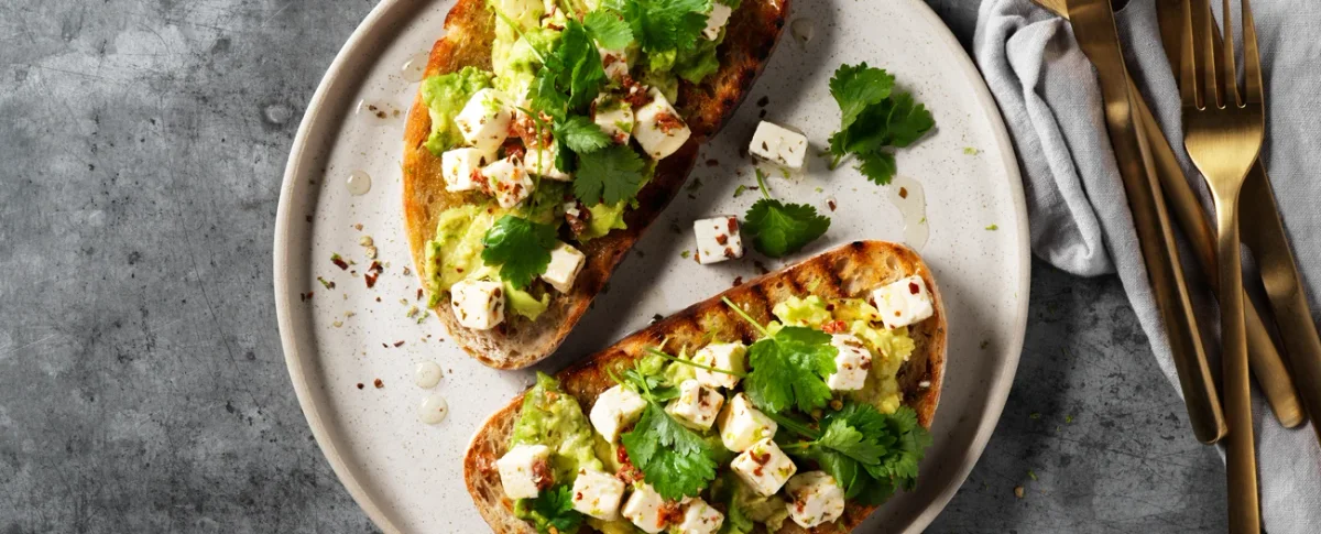 Rostat surdegsbröd med avokado