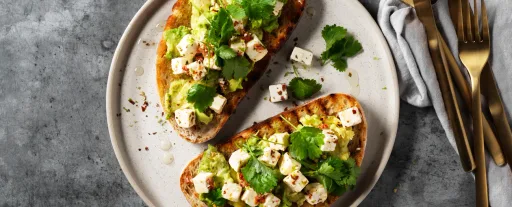 Rostat surdegsbröd med avokado
