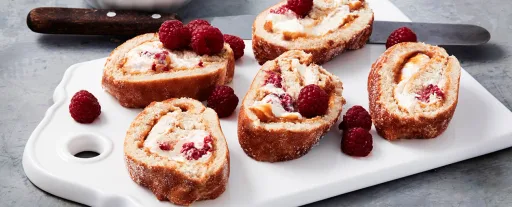 Brazo de gitano con frambuesas, dulce de leche y nata