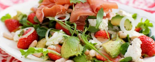 Sallad med skinka och jordgubbar